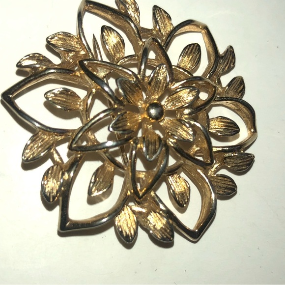 Vintage Sarah Coventry gold floral designed brooch. Gently used - Picture 3 of 5